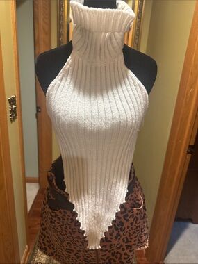 Daisy Cream Ribbed Halter Pointed Hem Knit Top